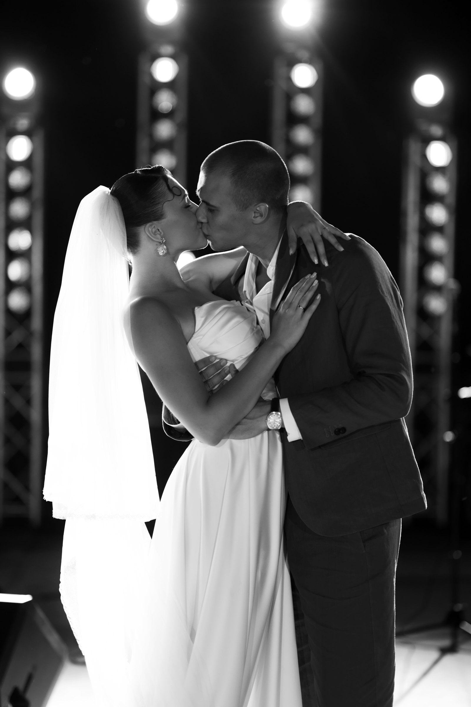Night kiss under the stage lights