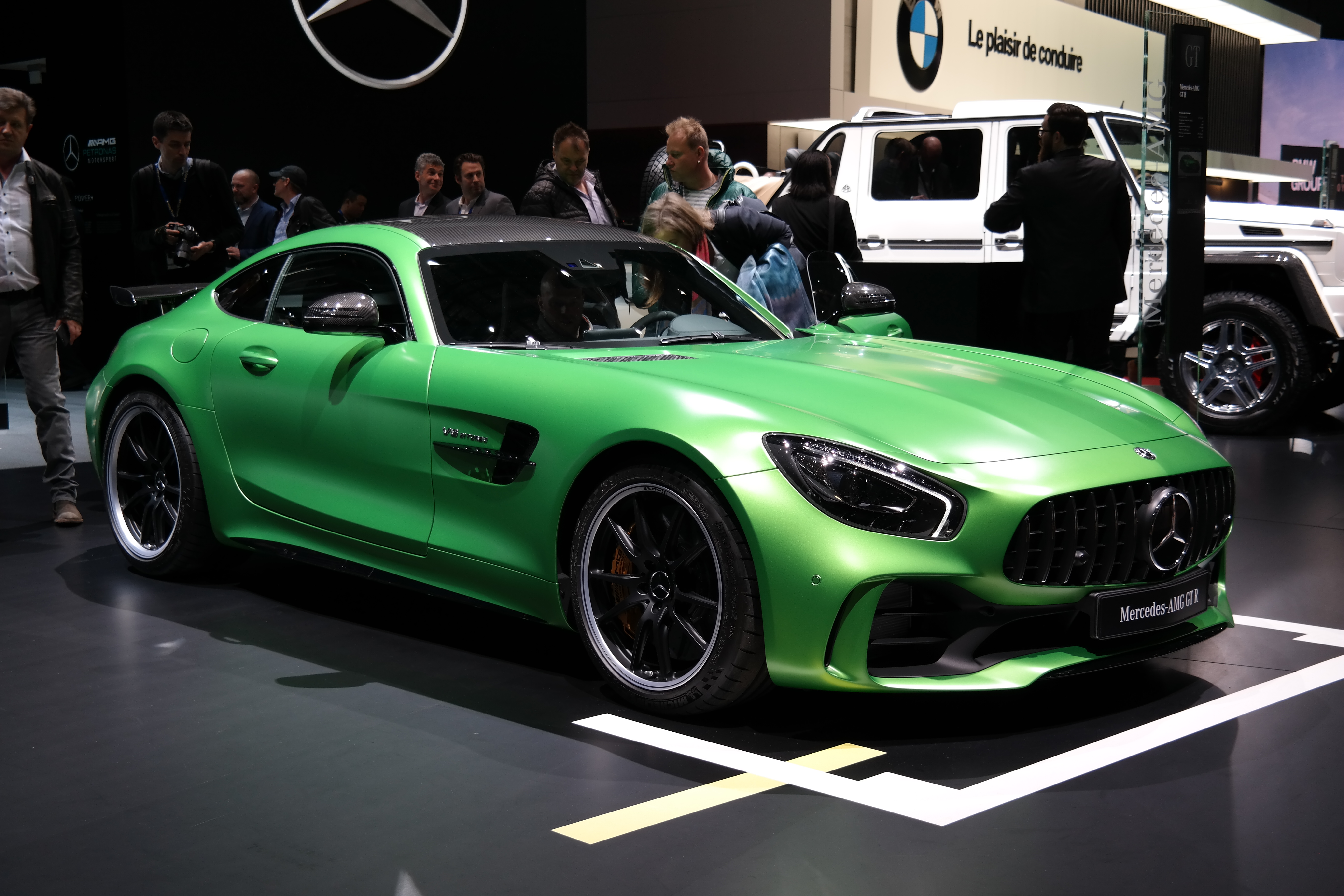 Mercedes-AMG GT R в фирменном зелёном Green Hell Magno на Женевском автосалоне — тот же цвет, что у машины Кварацхелии; на фото выставочный экземпляр