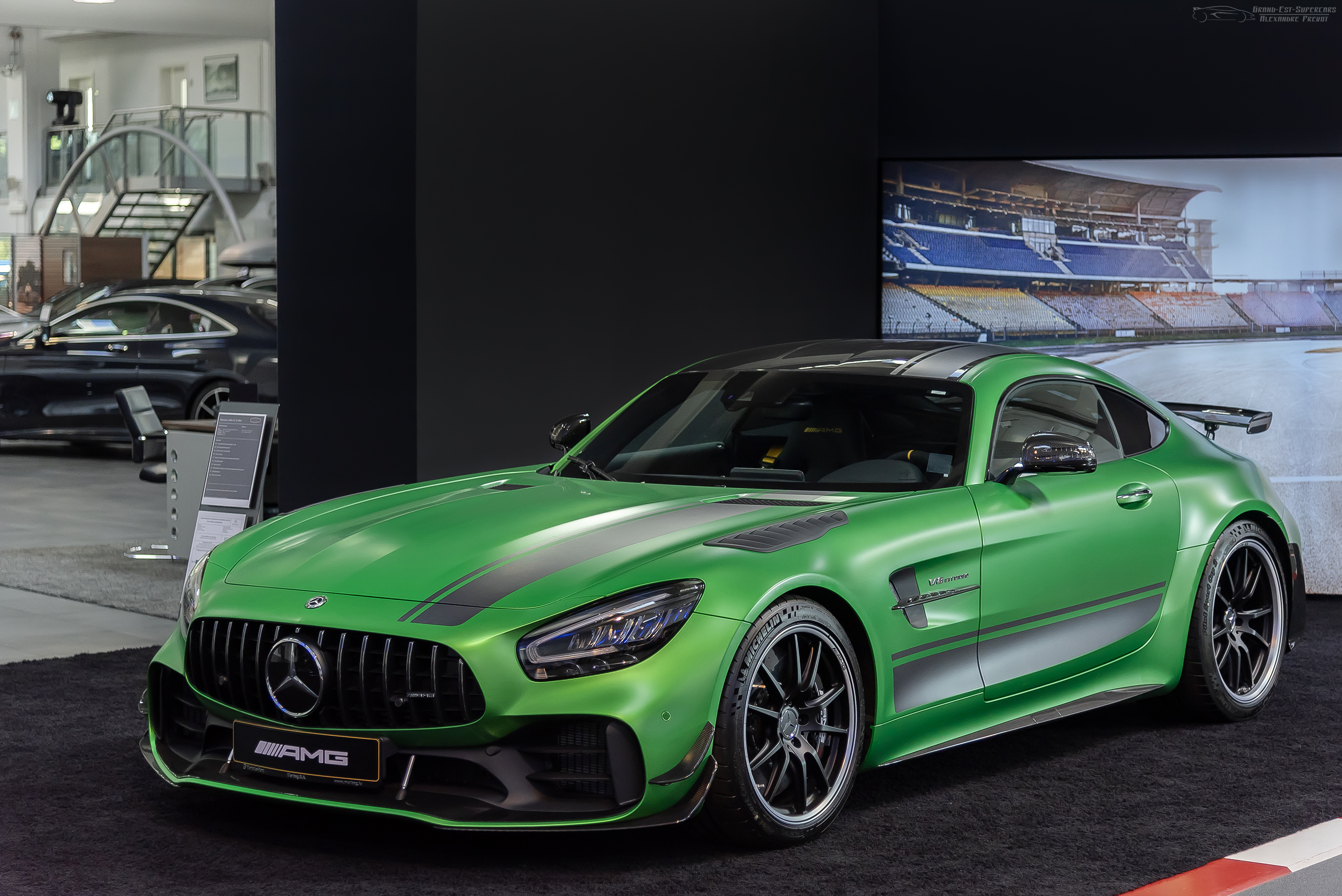 Mercedes-AMG GT R PRO в фирменном цвете Green Hell Magno — том же зелёном, что у GT R Кварацхелии; на фото модель, не его машина