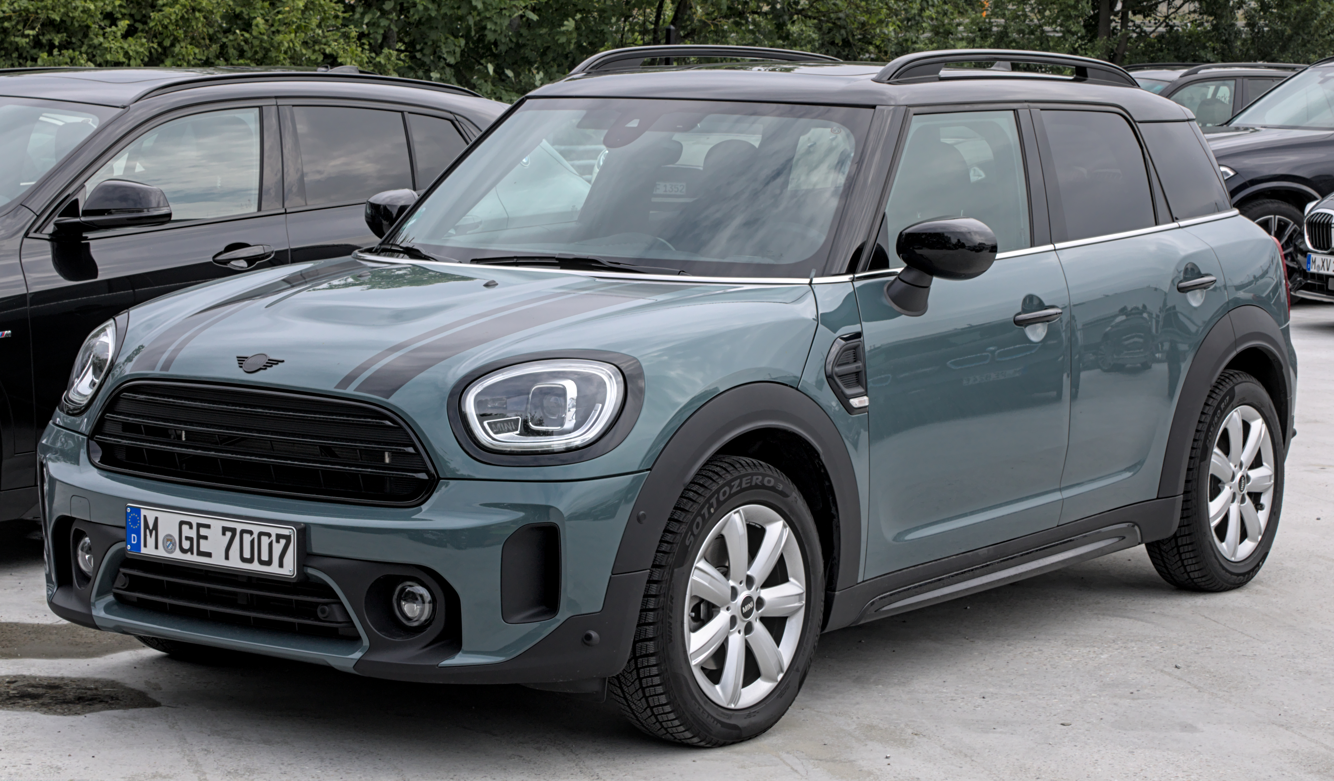 Mini Countryman F60 — поколение модели, на которой Кварацхелия ездил в Неаполе