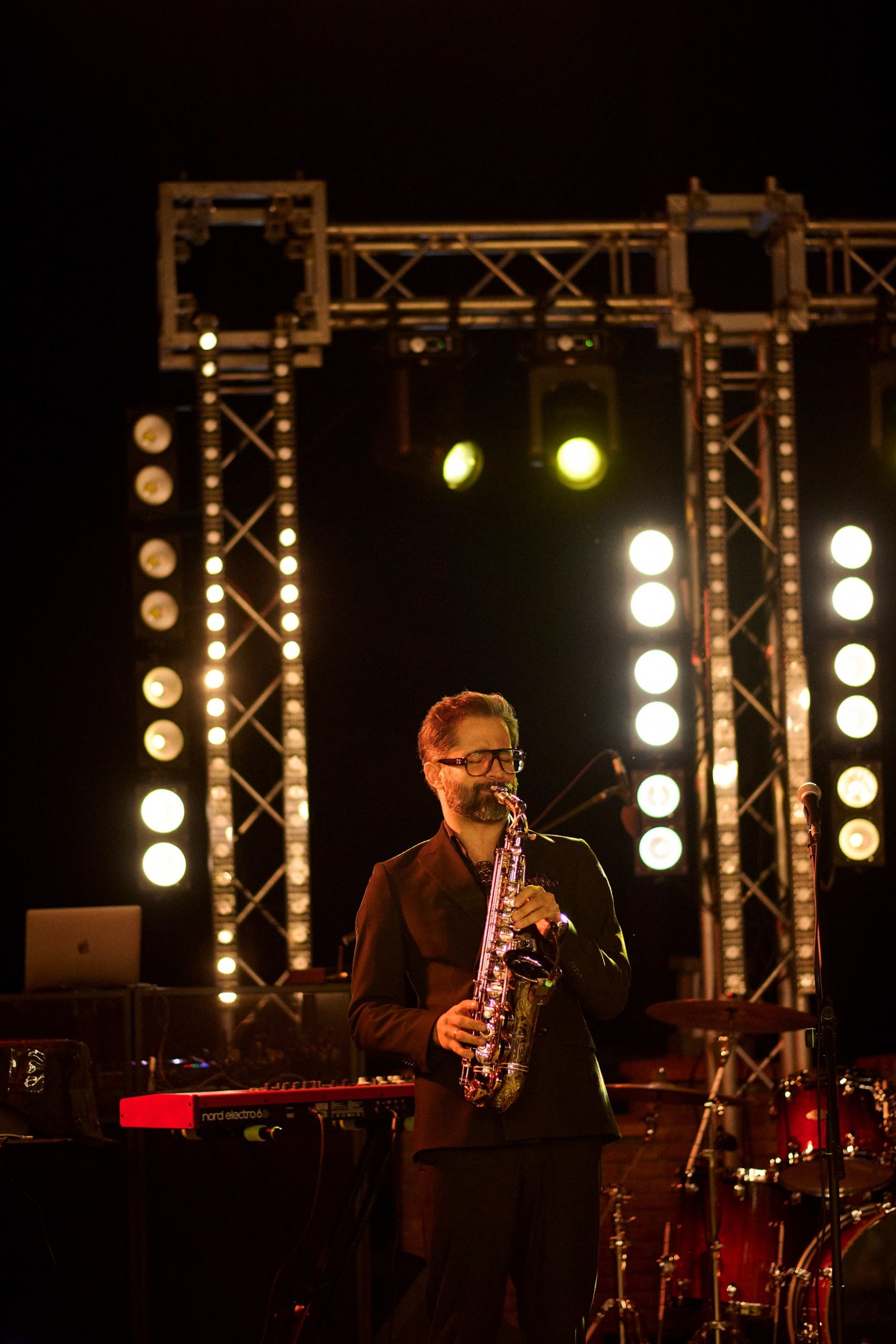 The saxophonist under the rig
