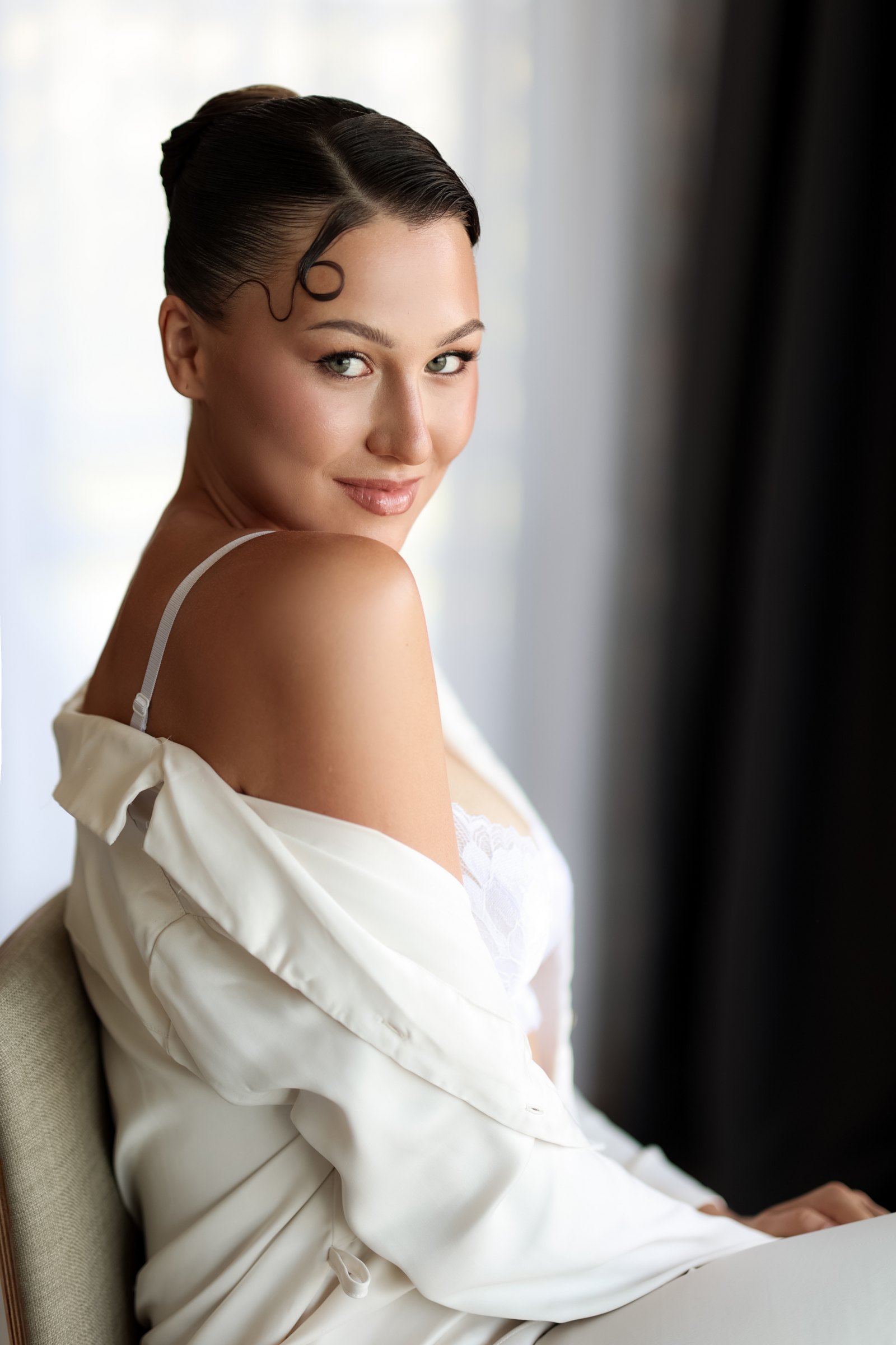 The bride in the morning light of the suite