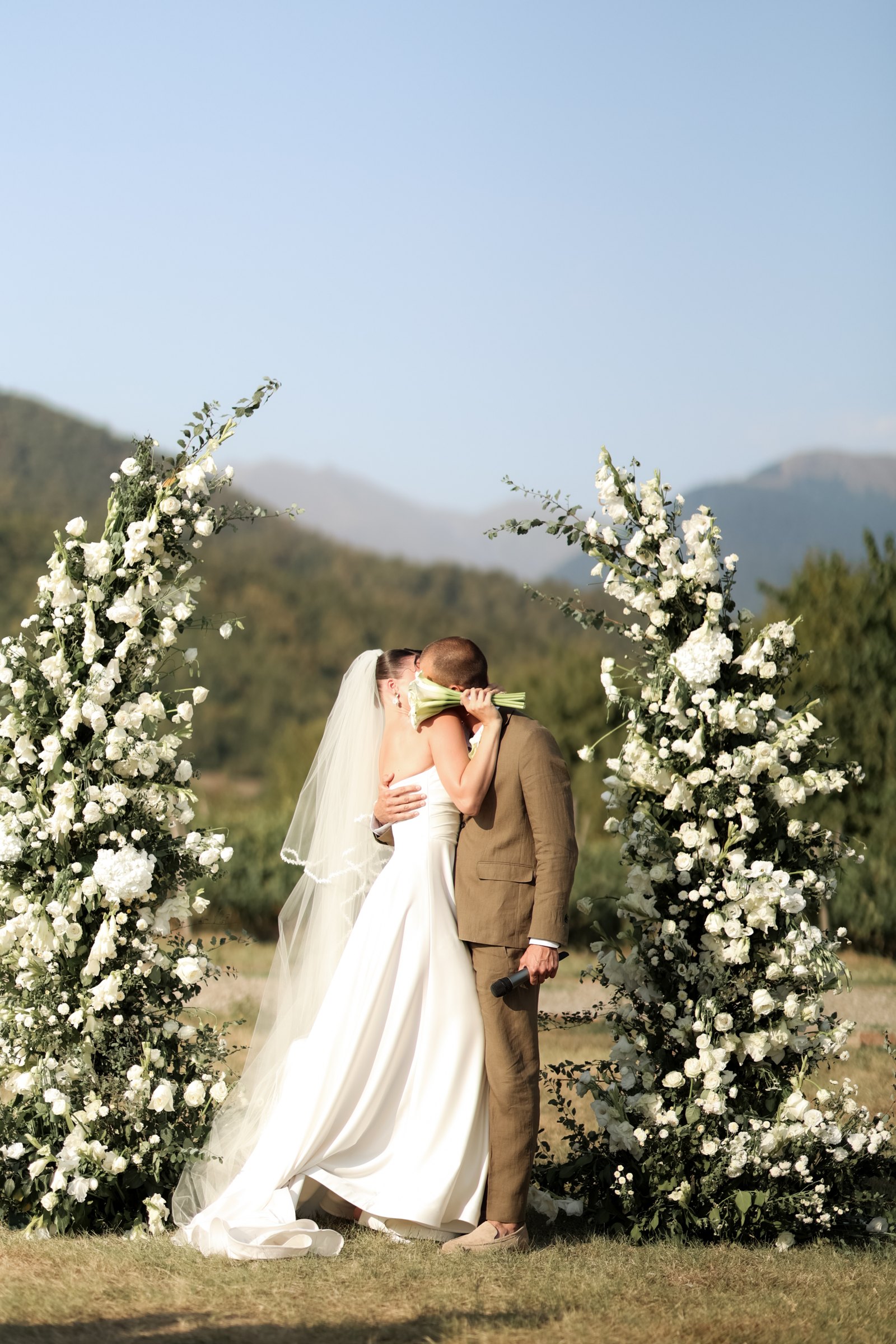A kiss under the arch, the Caucasus behind