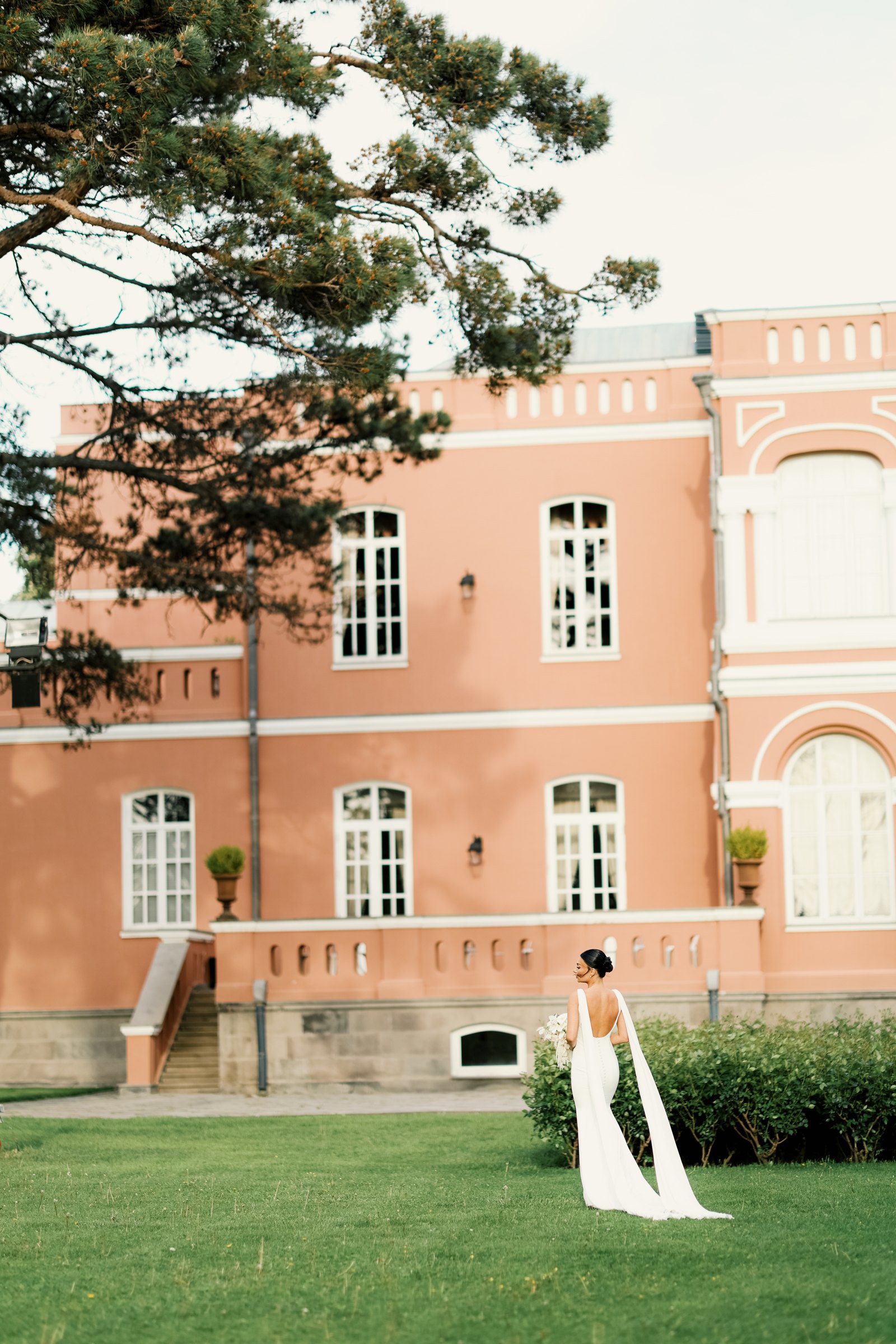 The bride crosses the palace lawn
