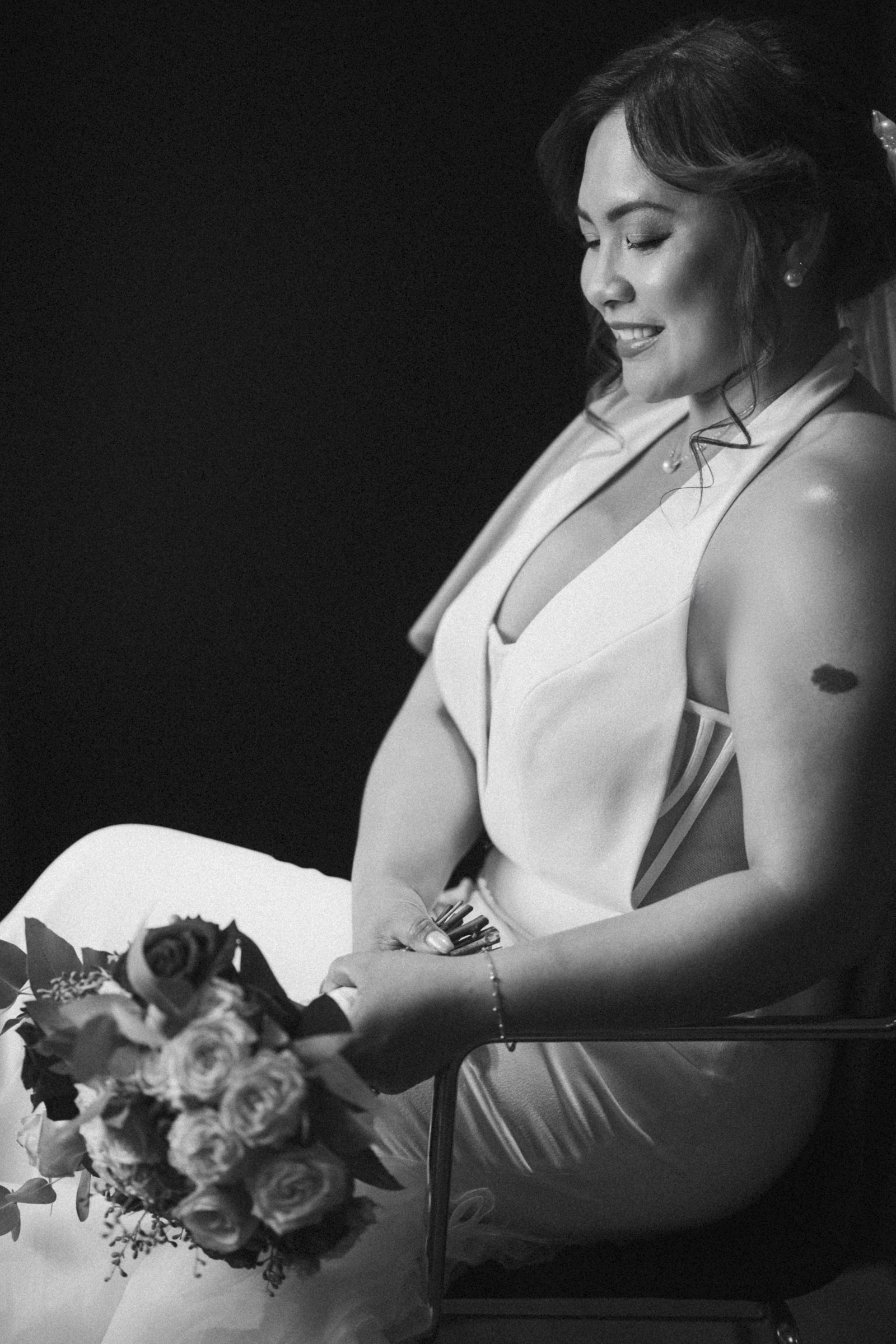 The bride with her bouquet, black and white