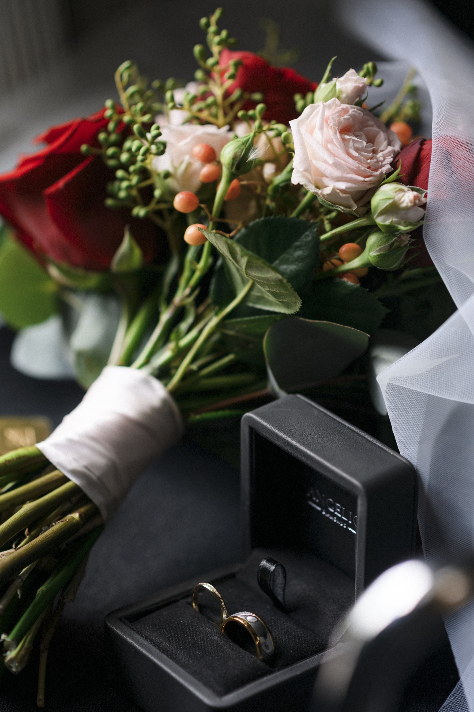 The bouquet and the rings before the day starts