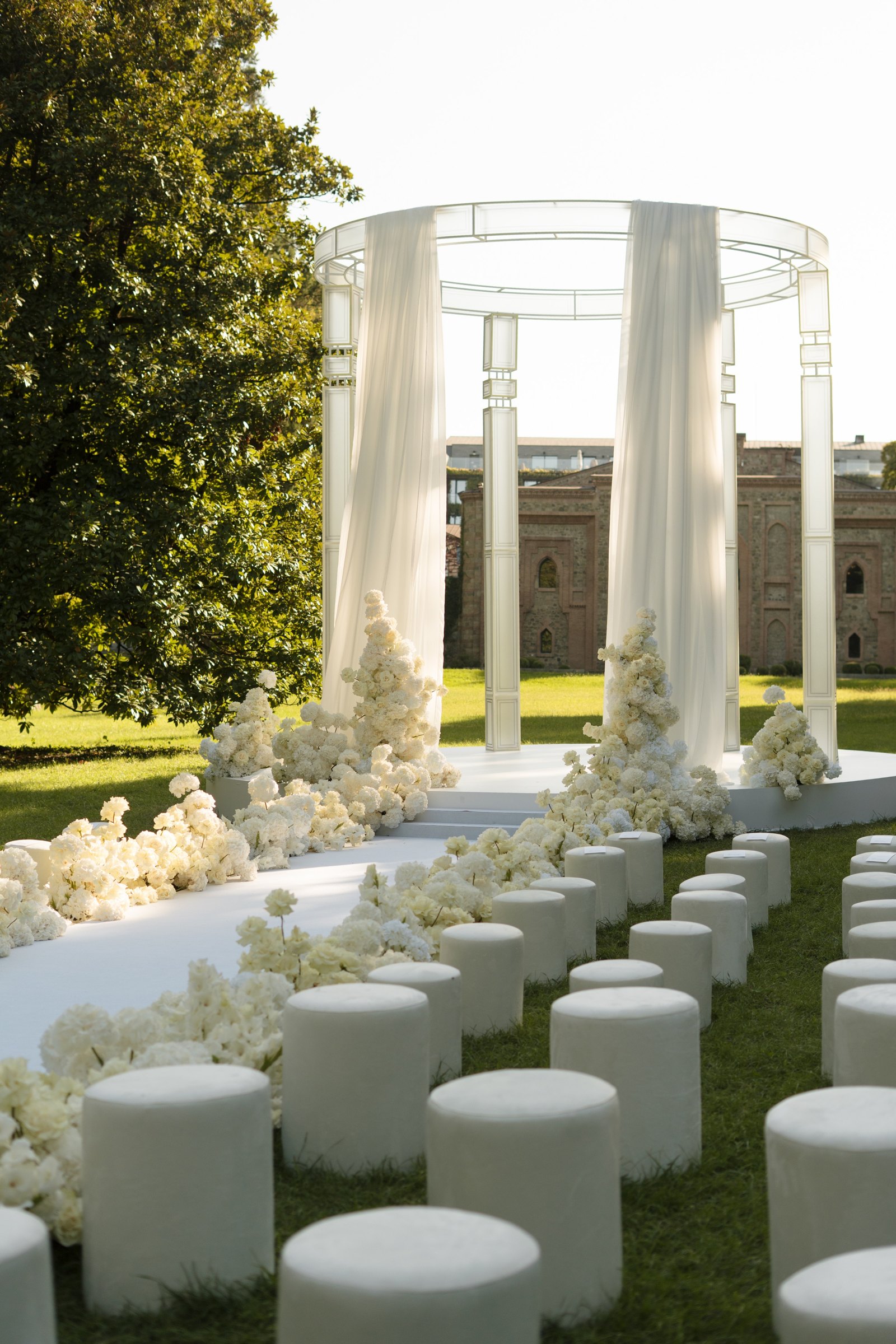 The rotunda aisle in white, before the guests