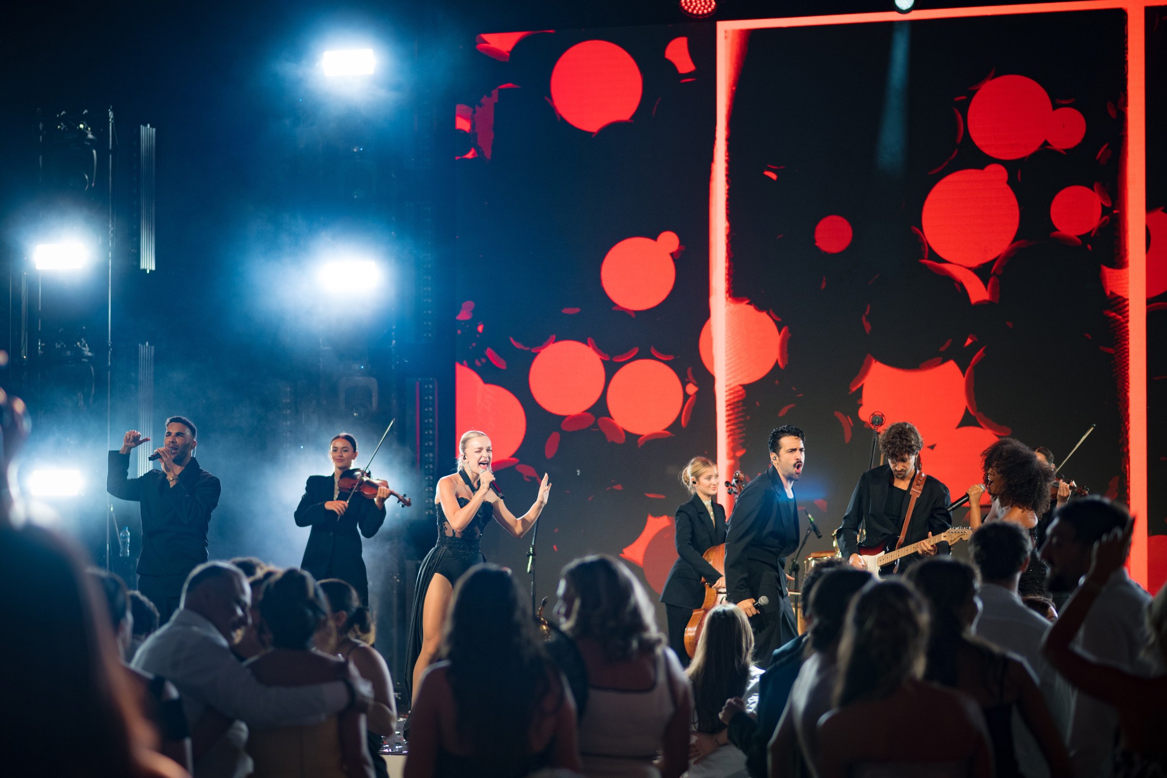 The band under red light closes the night