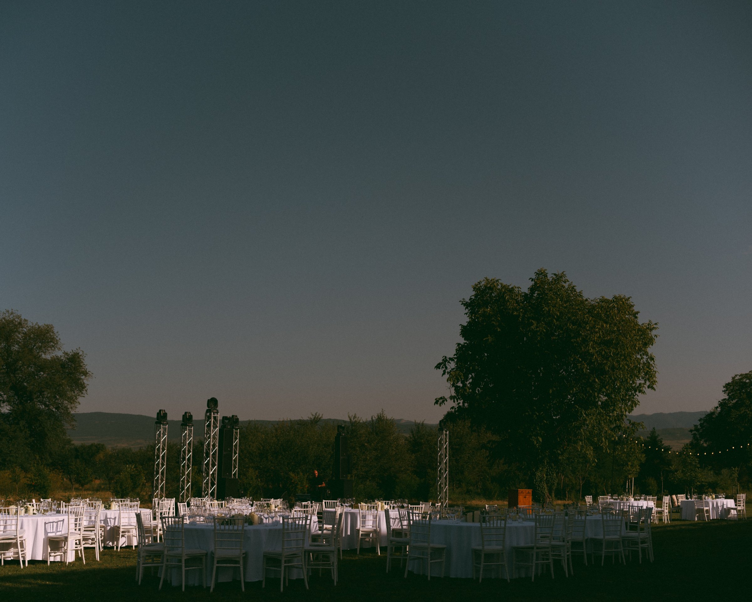 Blue hour over the banquet tables on the lawn